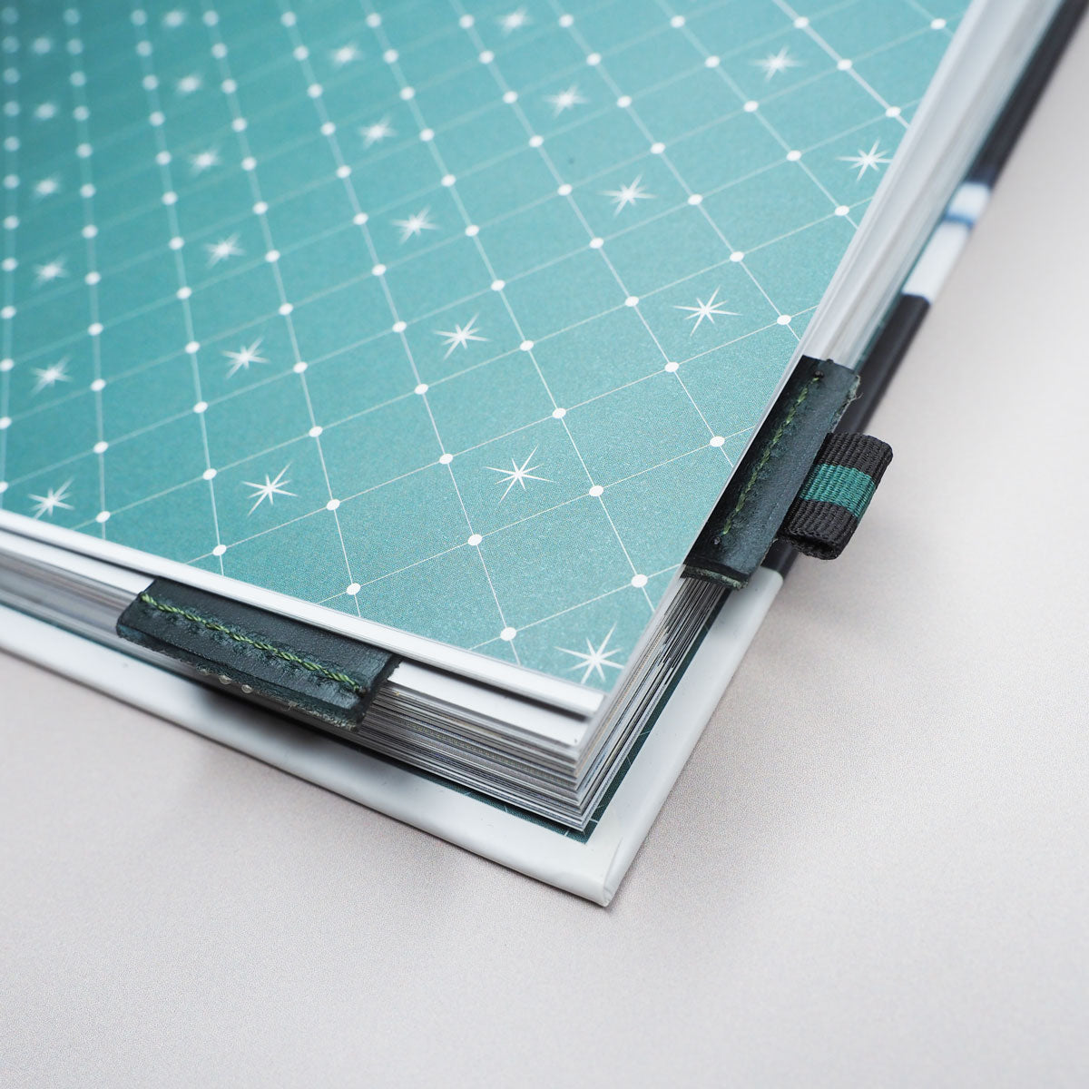 2 stk. bokmerker i grønt skinn