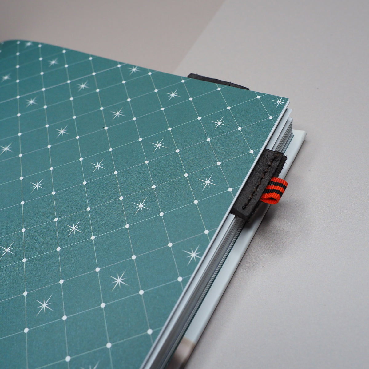 2 stk. bokmerker i brunt skinn