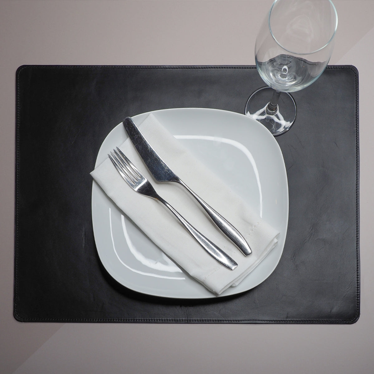 2 stk. spisebrikker i sort skinn