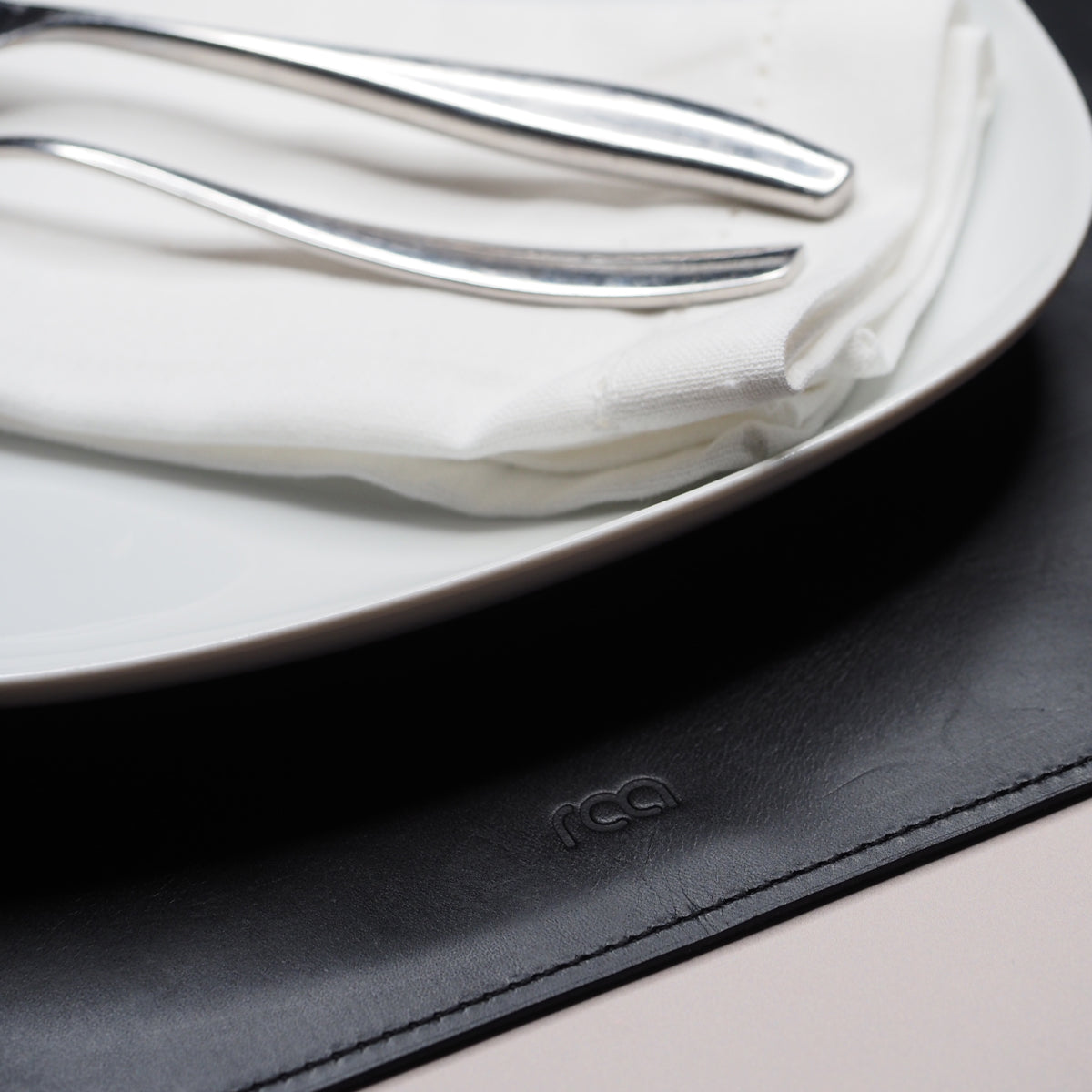 2 stk. spisebrikker i sort skinn