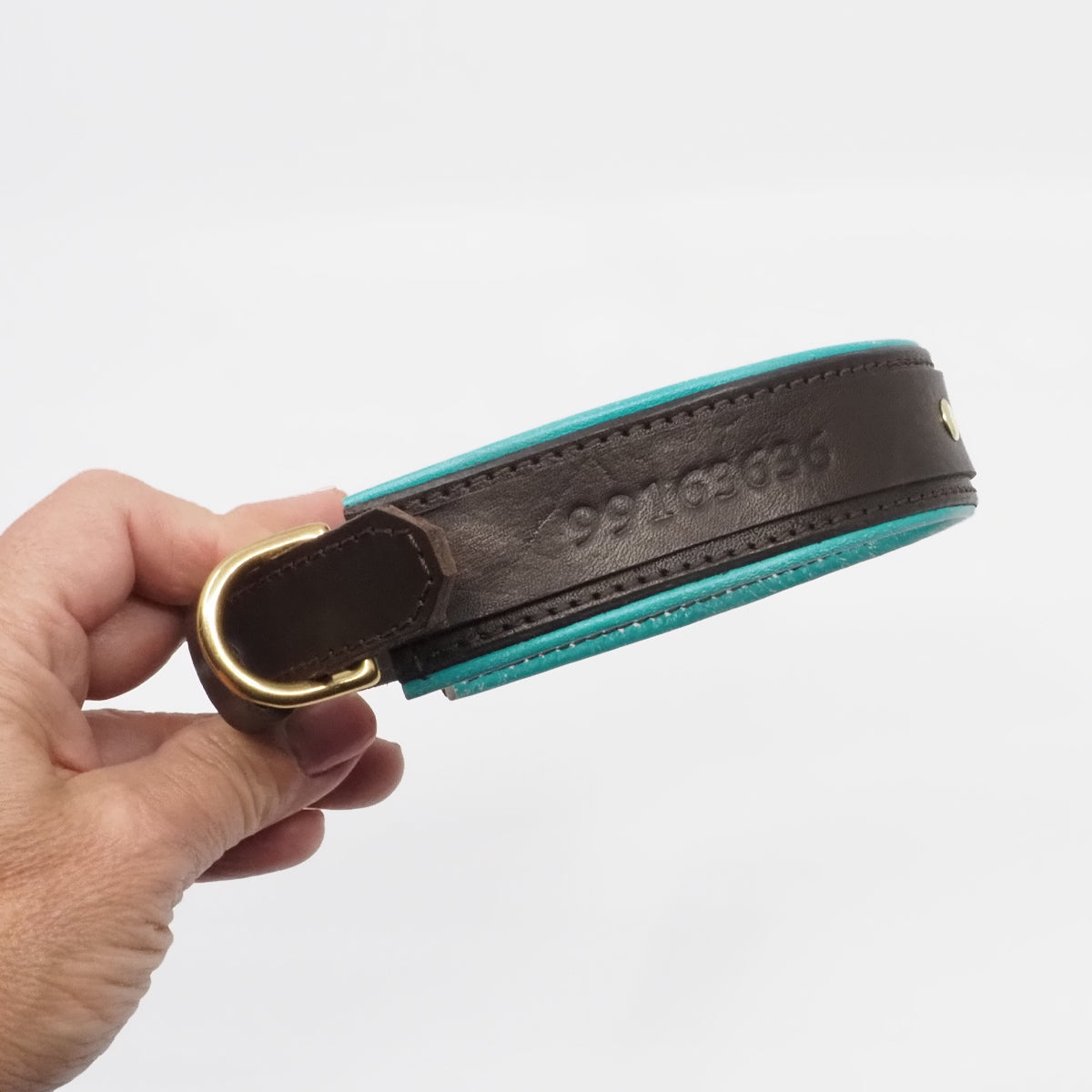 Hundehalsbånd i brunt skinn med grønn metallic detaljer, small