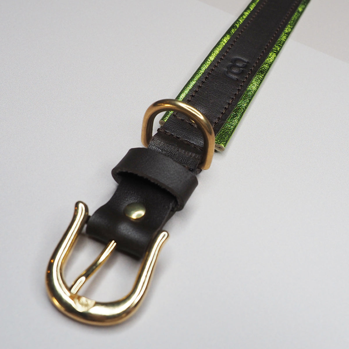 Hundehalsbånd i brunt skinn med grønn metallic detaljer, small