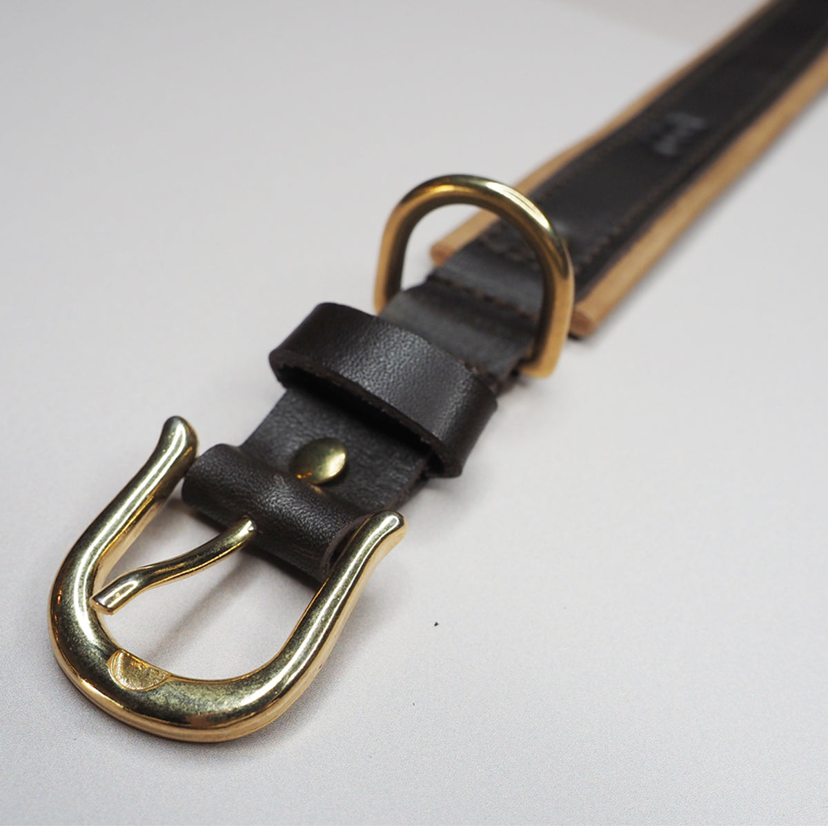 Hundehalsbånd i brunt skinn med beige/lysebrune detaljer, small