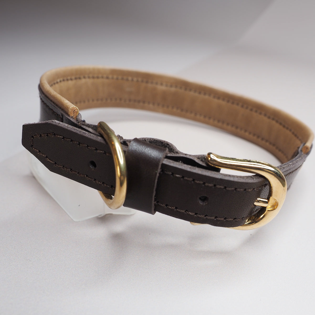 Hundehalsbånd i brunt skinn med beige/lysebrune detaljer, small