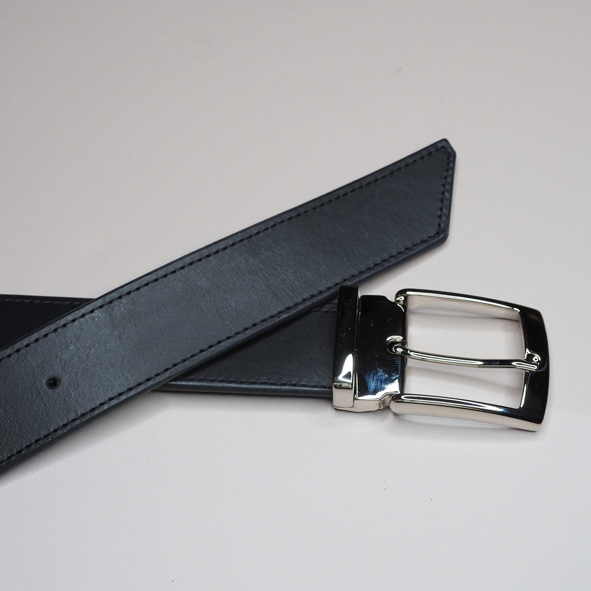 Dressbelte 4 cm i sort skinn med ton i ton søm og nikkelspenne