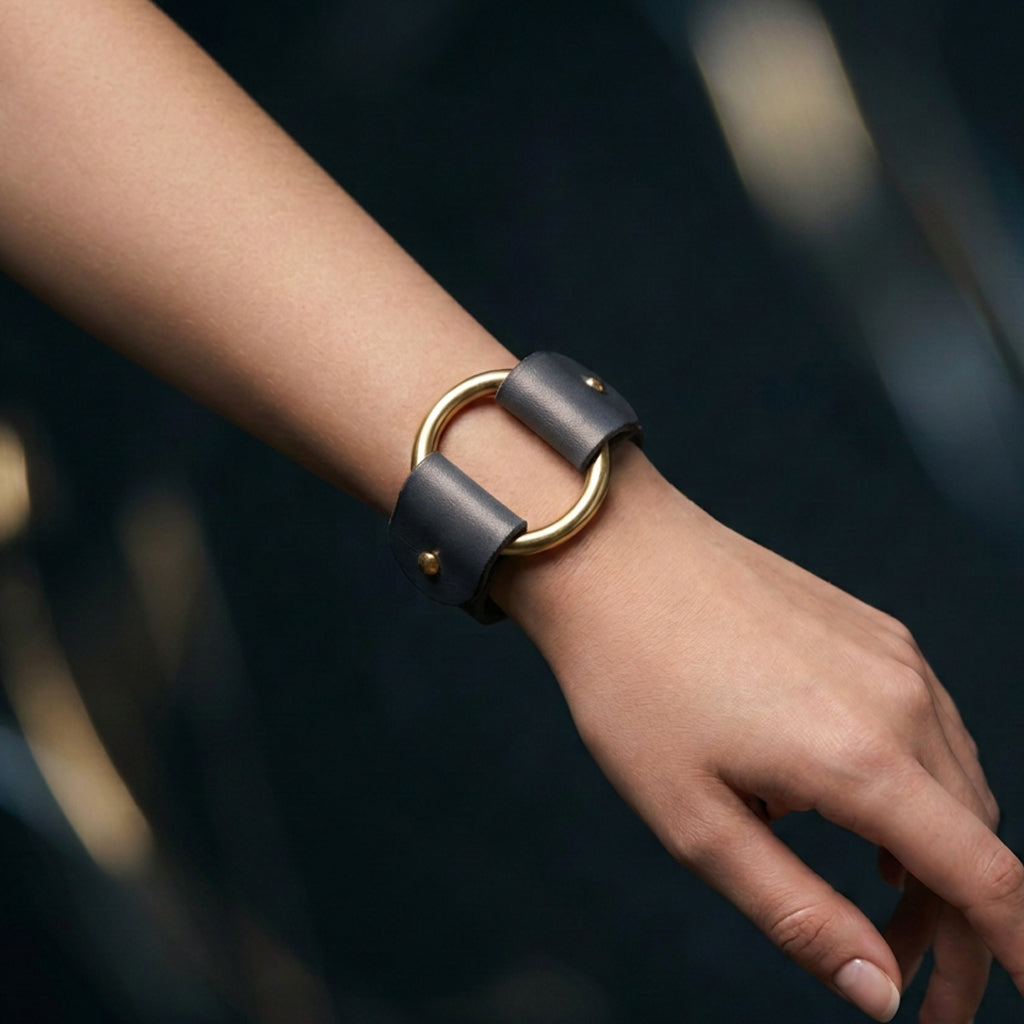 Armbånd i skinn - sort/grå metallic