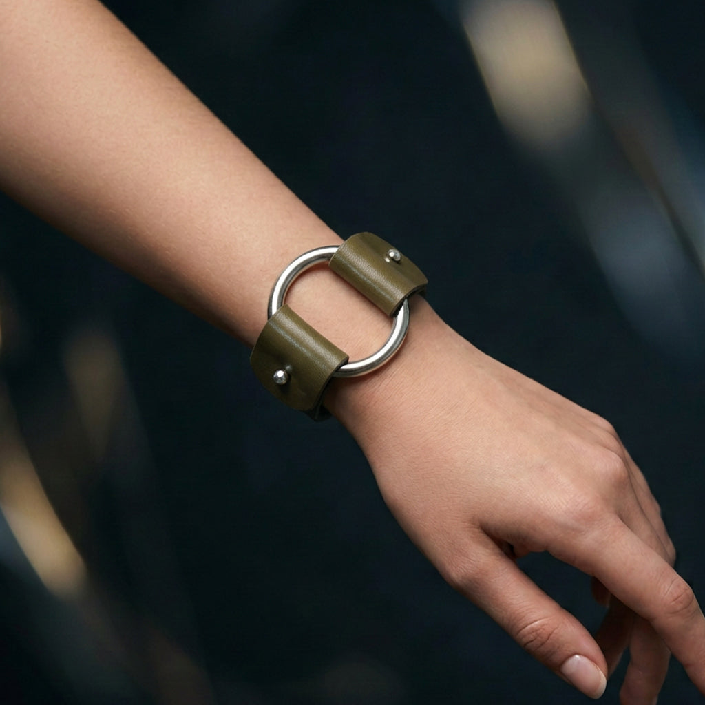 Armbånd i skinn - sort/oliven
