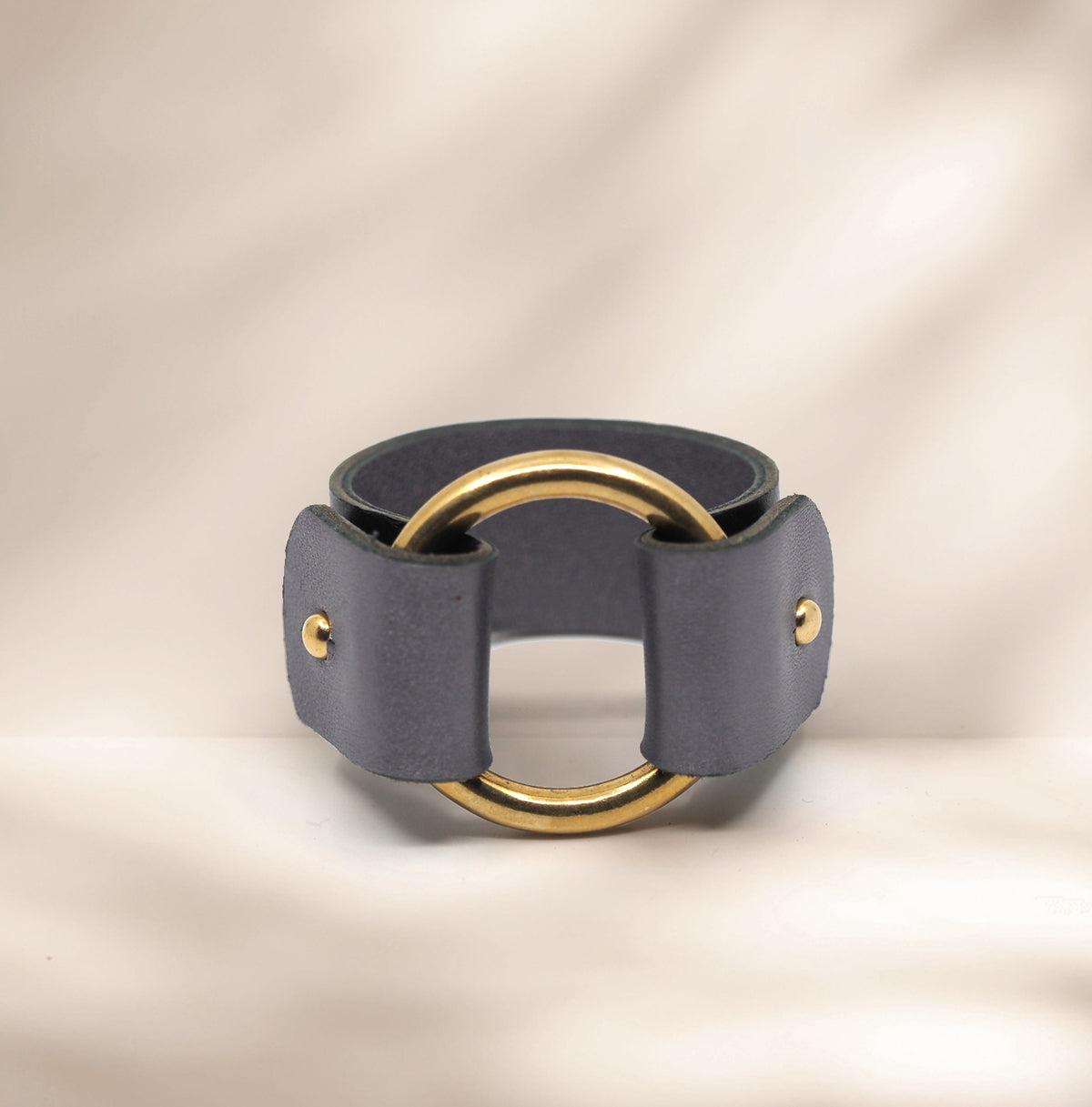 Armbånd i skinn - sort/grå metallic