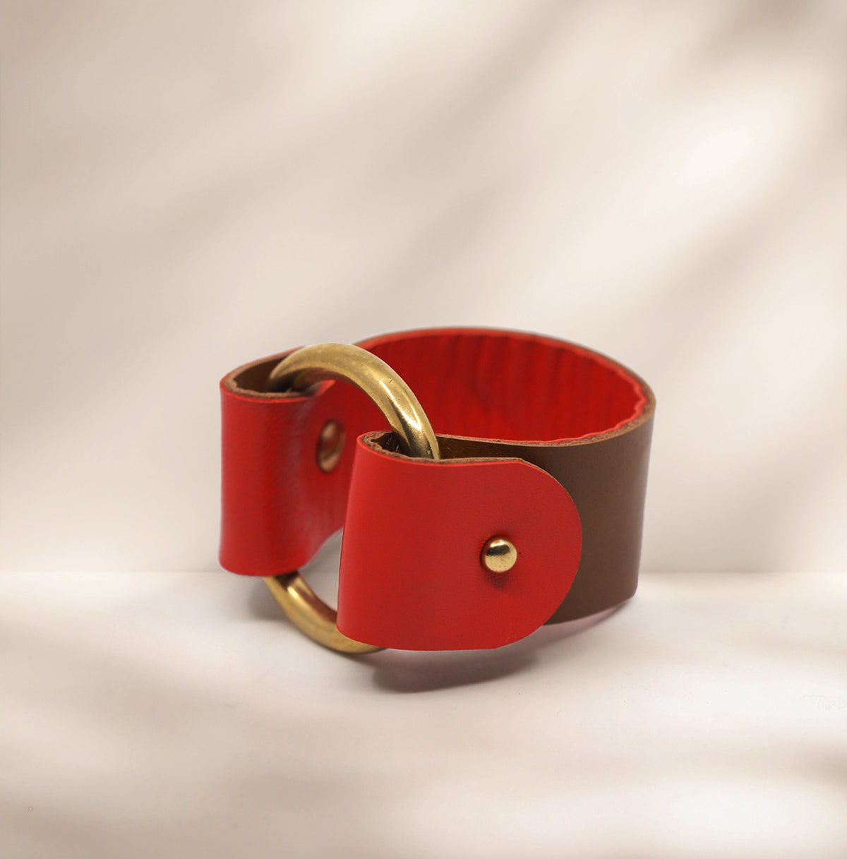 Armbånd i skinn - cognac/rød