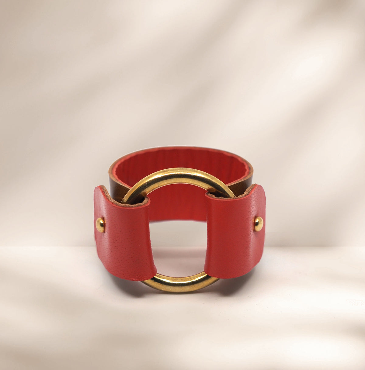 Armbånd i skinn - cognac/rød