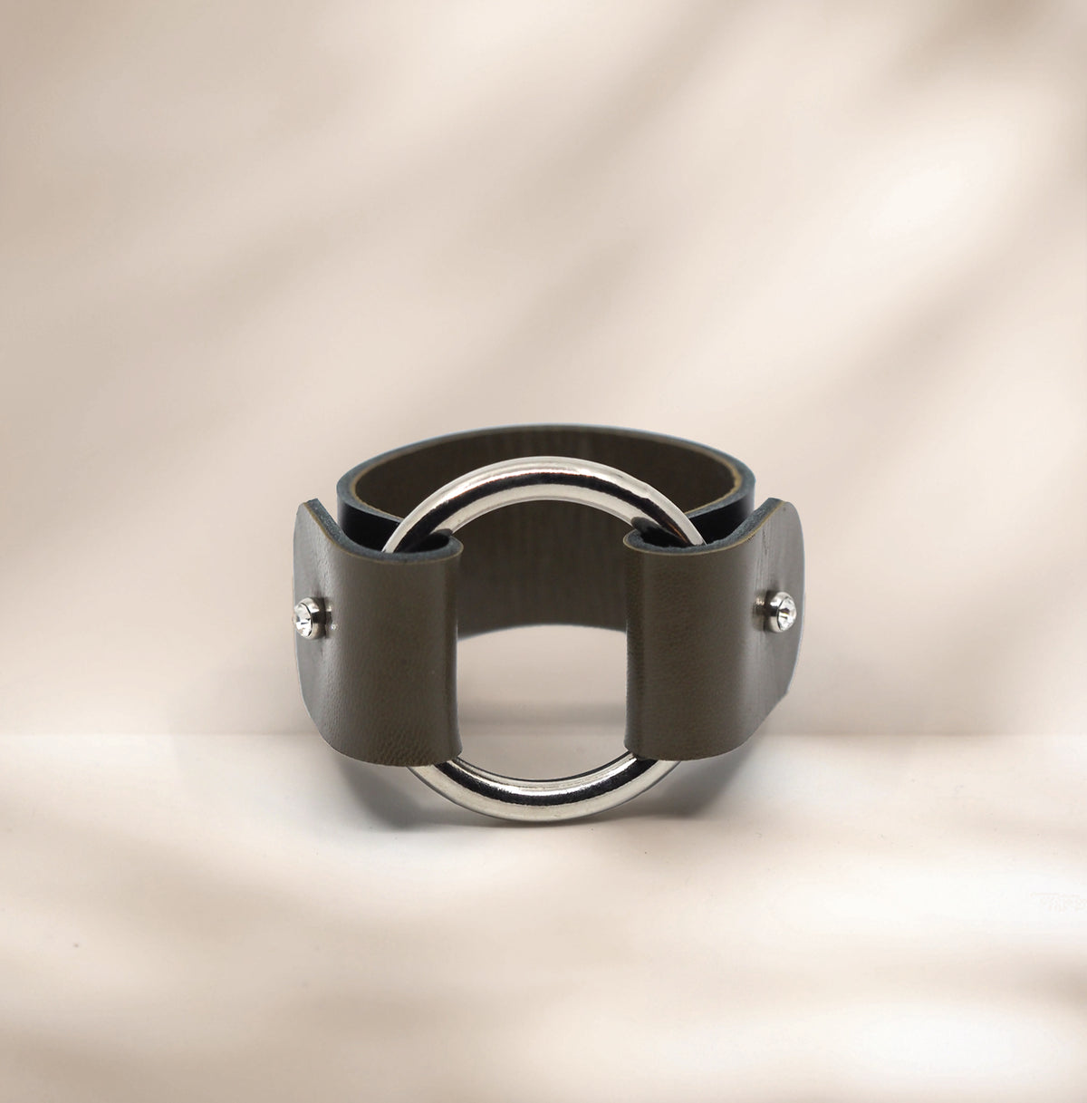 Armbånd i skinn - sort/oliven