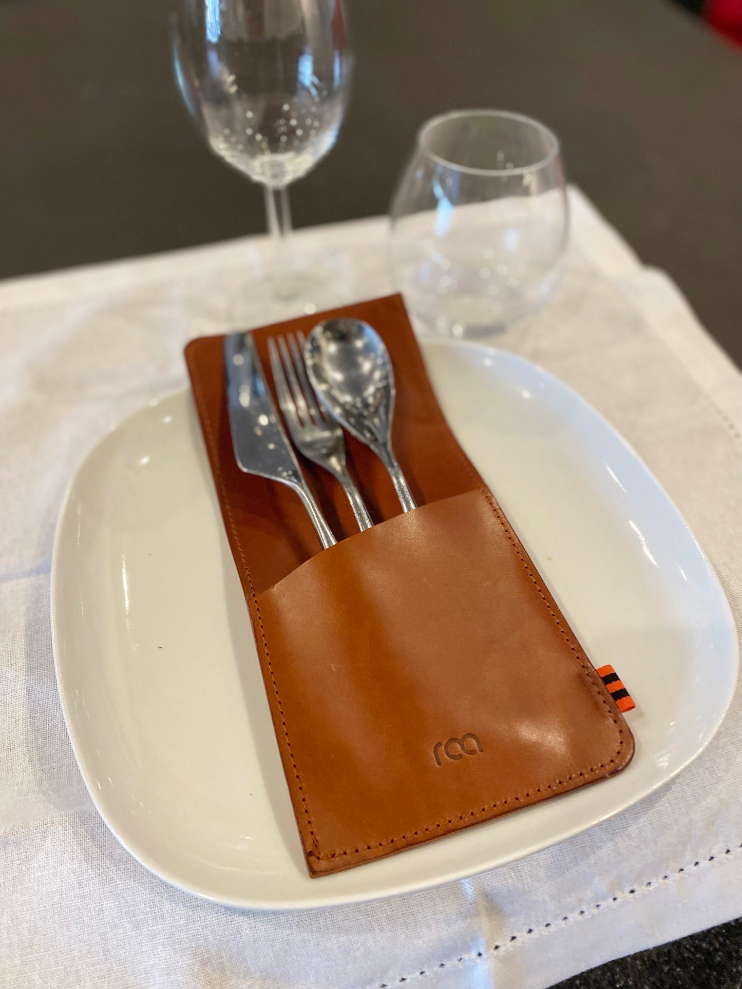 2 stk. bestikkholdere i cognacfarget skinn