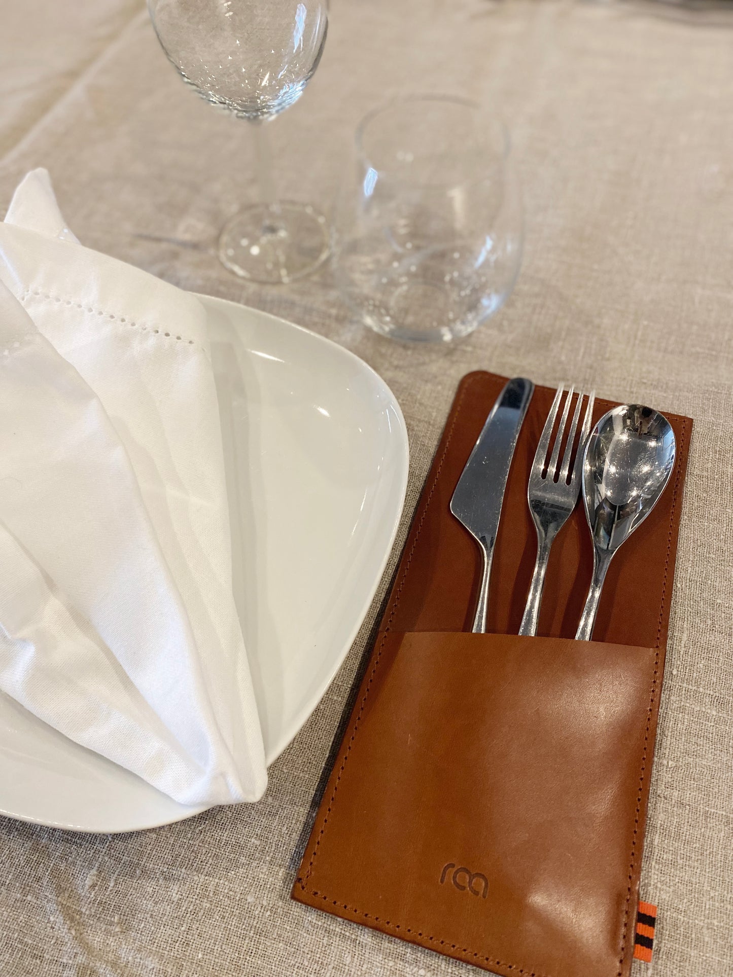 2 stk. bestikkholdere i cognacfarget skinn