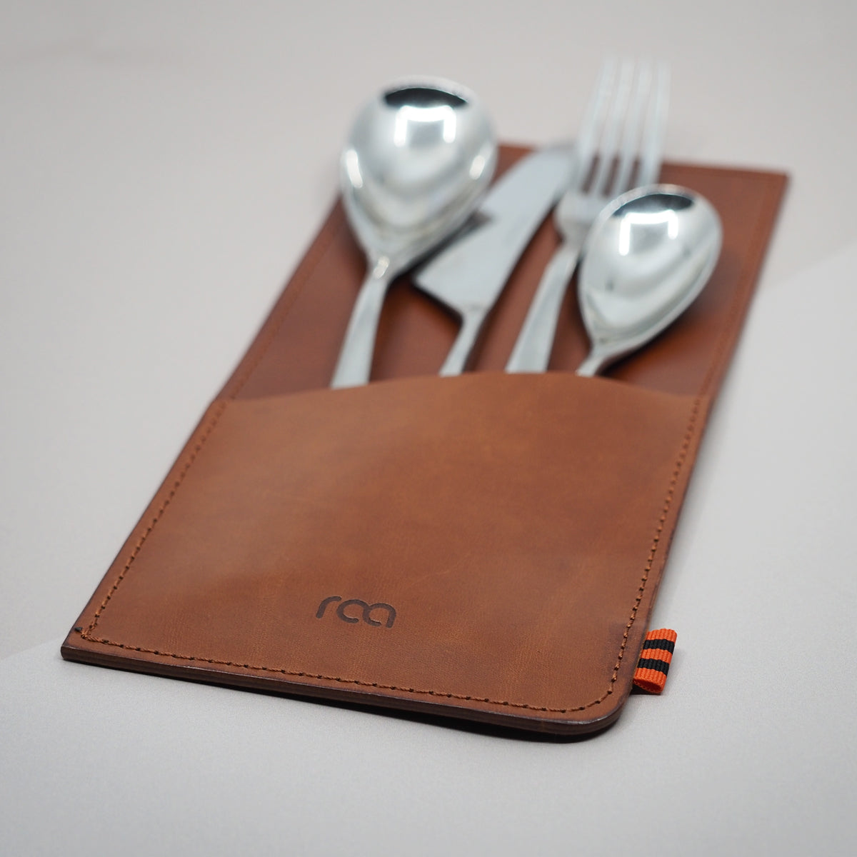 2 stk. bestikkholdere i cognacfarget skinn