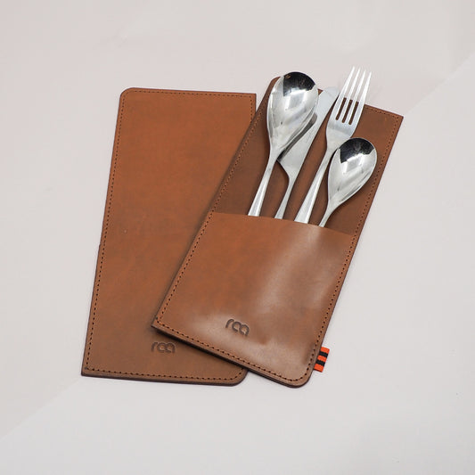 2 stk. bestikkholdere i cognacfarget skinn